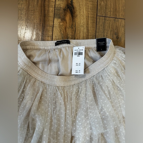 NWT Abercrombie & Fitch Cream Tulle Skirt Size Small - Picture 3 of 3
